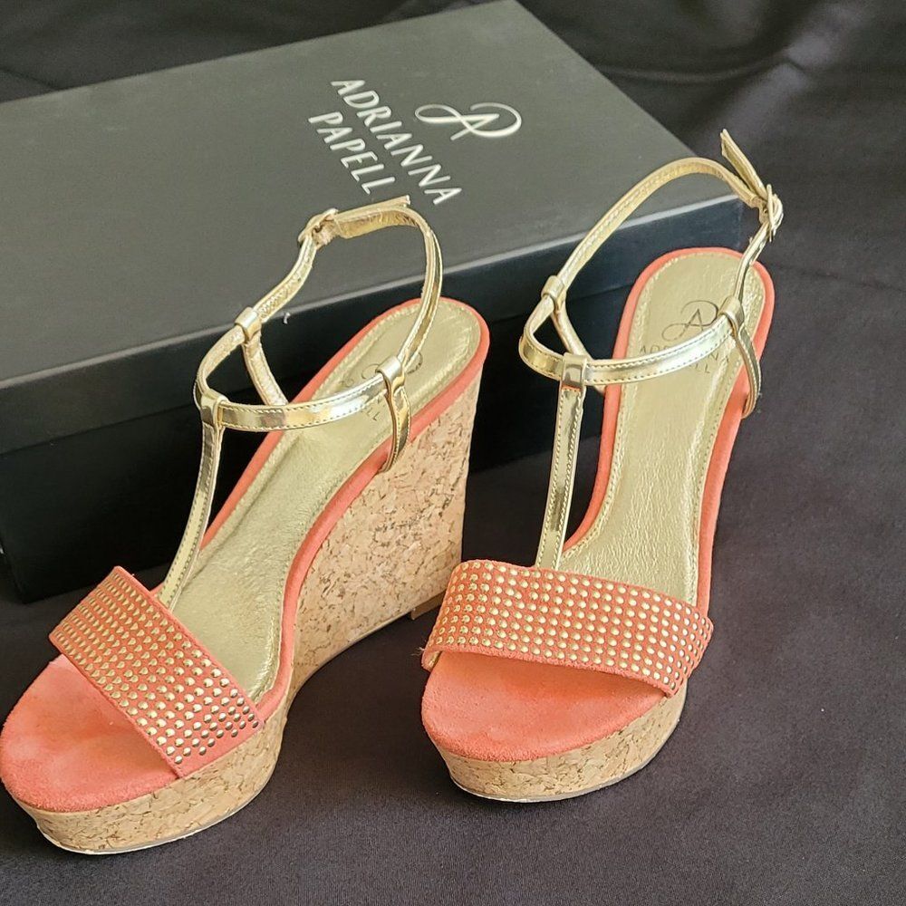 ADRIANNA PAPELL Europa Platform Wedge T-Sandal in Gold & Guava | 7.5M